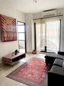 Posezení v ubytování Apt Transpark Cibubur 2 BR With Wi-Fi & Pool