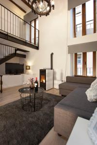 ein Wohnzimmer mit einem Sofa und einem Tisch in der Unterkunft Casa Severina in Alcoy
