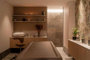 een badkamer met een wastafel en een bad bij VacationClub – Lwowska 2C Apartament 14 in Kołobrzeg