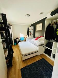 sypialnia z białym łóżkiem i czarną ścianą w obiekcie 2 bedroom apartment in great location w mieście Kristiansand