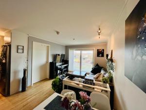 - un salon avec un canapé et une table dans l'établissement 2 bedroom apartment in great location, à Kristiansand