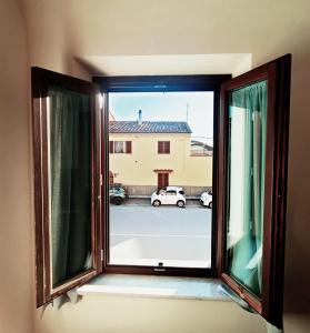 una ventana con vistas a un aparcamiento en Lucky House Pisa, en Cascina