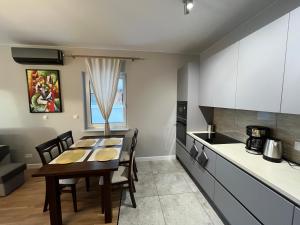 cocina con mesa y sillas en una habitación en Prestige 1, en Opole