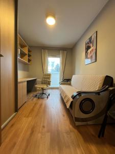 1 dormitorio con cama, escritorio y silla en Prestige 1, en Opole