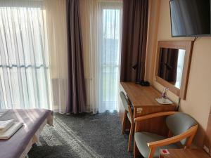 Televízia a/alebo spoločenská miestnosť v ubytovaní Hotel Olimpijski