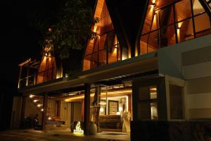 BerpodakVilla Morphosis的一座晚上有灯的建筑