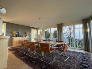 a kitchen and dining room with a table and chairs at Villa Rebgärtle mit Seeblick in Bregenz