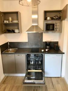 a kitchen with a counter with an oven in it at Magnifique Studio dans Résidence neuve in Corte