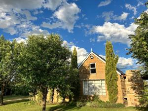 een huis met bomen ervoor bij Eittel Guest Farm Cottage in Winburg