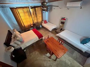 een kamer met 2 bedden en een tafel. bij Eittel Guest Farm Cottage in Winburg