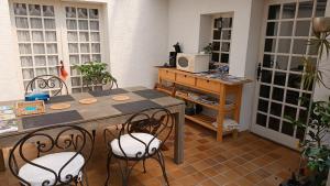 Habitación con mesa, sillas y escritorio. en Les gîtes des Beaux Chênes, en Mortagne-sur-Sèvre