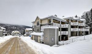 une maison dans la neige avec un chemin de terre devant dans l'établissement 26#22 Chemin du Hameau, à Stoneham