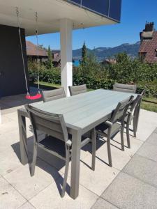 a white table and chairs on a patio at Jasmins Airbnb in Einigen