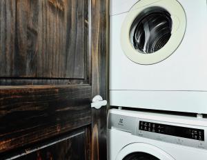 - un lave-linge et un sèche-linge à côté d'un mur en bois dans l'établissement 26#22 Chemin du Hameau, à Stoneham 15 autres photos