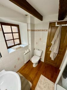 łazienka z toaletą i umywalką w obiekcie L'abri-côtier w mieście Saint-Suliac