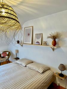 L'abri-côtier في سانت - سولياك: غرفة نوم مع سرير ورفوف على الحائط
