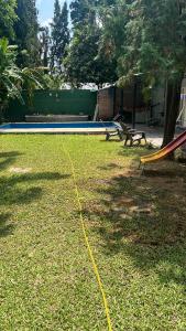 plac zabaw z żółtym wężem na trawie w obiekcie Chalet en YB w mieście Yerba Buena