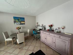 une cuisine avec une table et une table ainsi qu'une salle à manger dans l'établissement Appartement 80 m2 Île de France Juvisy, à Juvisy-sur-Orge