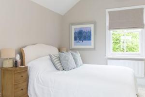 Кровать или кровати в номере Stylish and homely 1 bed Edwardian Coach House