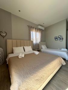 - une chambre avec 2 lits et des oreillers blancs dans l'établissement Endless Blue Himara, à Himarë