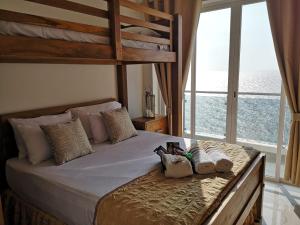 een slaapkamer met een bed met 2 stapelbedden bij Luxury Beach Condo Dehiwala Mt Lavinia in Watumulla