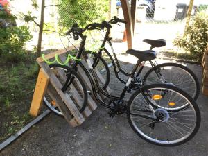 a bike parked next to a wooden bench at Cabane ZEN OCEAN, les cabanes océanes Montalivet in Vendays-Montalivet