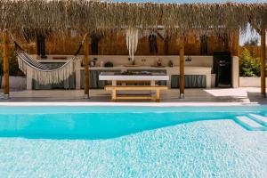 Bazén v ubytování NOMAD GLAMPING nebo v jeho okolí