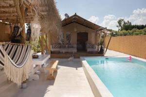 Bazén v ubytování NOMAD GLAMPING nebo v jeho okolí