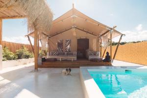 Bazén v ubytování NOMAD GLAMPING nebo v jeho okolí