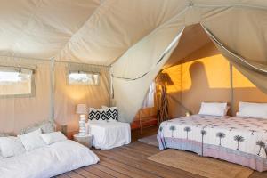 Postel nebo postele na pokoji v ubytování NOMAD GLAMPING