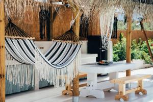 TV a/nebo společenská místnost v ubytování NOMAD GLAMPING
