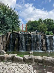 uma cascata num parque com pedras e água em Park View 101 em Istambul
