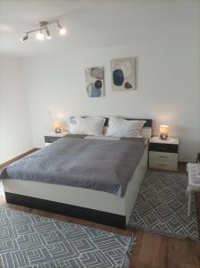 una camera con un letto con due comodini e due lampade di Dobrodošli a Mursko Središće