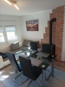 ein Wohnzimmer mit einem Tisch und einer Ziegelwand in der Unterkunft Dobrodošli in Mursko Središće