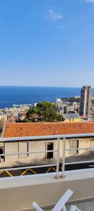 ボーソレイユにあるNew Monaco Penthouse Stunning sea viewの海の見える鉄道駅