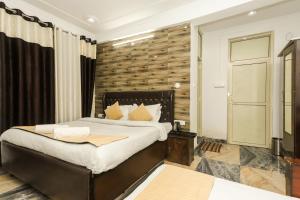 sypialnia z dużym łóżkiem i drewnianą ścianą w obiekcie Mirage Grand w mieście McLeod Ganj