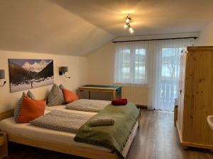 A bed or beds in a room at Sattlehnerhof