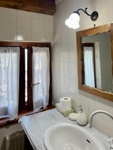 サン・ゼーノ・ディ・モンターニャにあるVilla Marilenaのバスルーム(洗面台、鏡付)