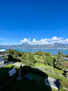 una vista aérea de una casa con vistas al agua en Villa Marilena, en San Zeno di Montagna