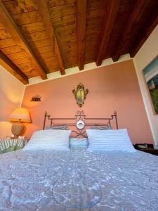 1 dormitorio con 1 cama grande con almohadas blancas en Villa Marilena, en San Zeno di Montagna