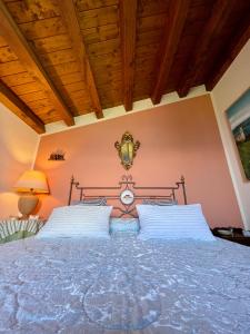 サン・ゼーノ・ディ・モンターニャにあるVilla Marilenaのベッドルーム(白い枕の大型ベッド1台付)