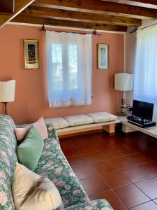 sala de estar con sofá y ventana en Villa Marilena, en San Zeno di Montagna