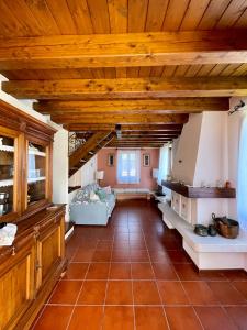 duży salon z drewnianym sufitem w obiekcie Villa Marilena w mieście San Zeno di Montagna