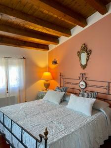 sypialnia z dużym łóżkiem w pokoju w obiekcie Villa Marilena w mieście San Zeno di Montagna