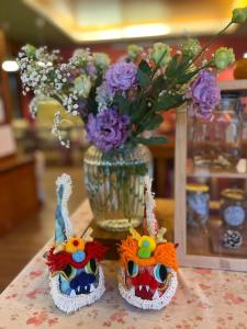 冬山鄉的住宿－鹿野星蹤民宿，花瓶里满是鲜花和一双面具