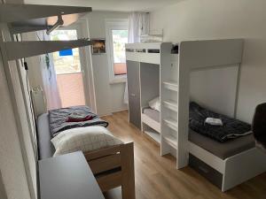mały pokój z łóżkiem piętrowym i kanapą w obiekcie FeWo WIEKO Plauen Leibnizstr. H3, 2. OG rechts w mieście Plauen