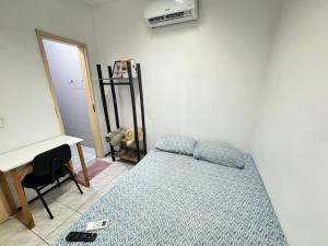 een slaapkamer met een bed en een bureau en een bed sidx sidx sidx bij Mini Ap no derby com Garagem in Sobral