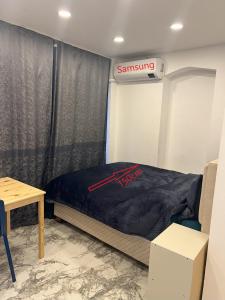 um quarto com uma cama e uma placa que lê samsung em Park View 101 em Istambul