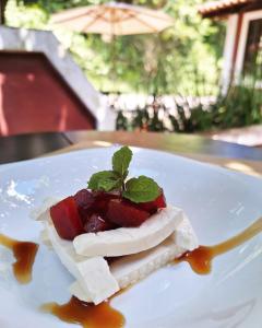 eine weiße Platte mit einem Dessert mit Erdbeeren darauf in der Unterkunft La Remonta Residence in Ipiabas