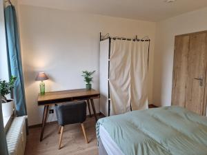 Schlafzimmer mit einem Schreibtisch, einem Bett, einem Schreibtisch und einem Schreibtisch in der Unterkunft ruhige Privatzimmer im Apartment Natur Messe Zentral in Düsseldorf